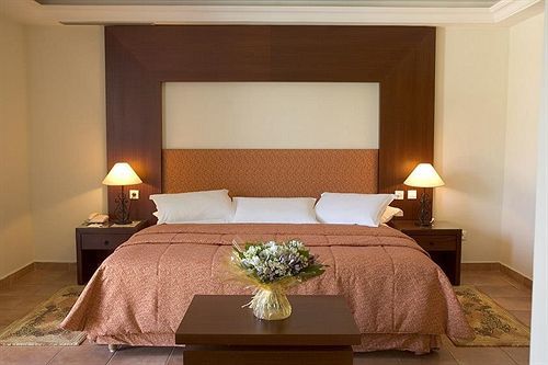 فندق Golden Tulip Farah خريبڭة المظهر الخارجي الصورة