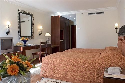 فندق Golden Tulip Farah خريبڭة المظهر الخارجي الصورة