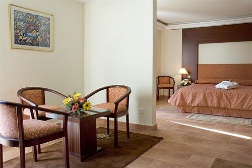 فندق Golden Tulip Farah خريبڭة المظهر الخارجي الصورة