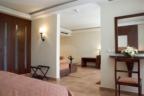 فندق Golden Tulip Farah خريبڭة المظهر الخارجي الصورة